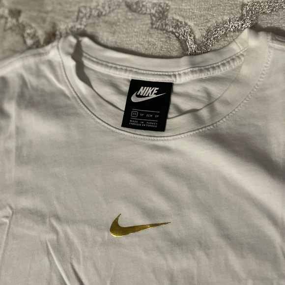 Nike T-shirt - Picture 2 of 4
